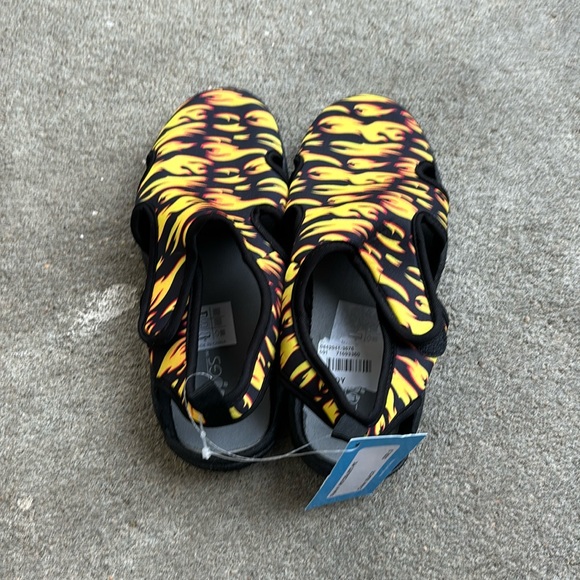 NWT Zoogs Black Water Beach Shoes Velcro Close Flame Design open Heel Boys 3 - Picture 4 of 12